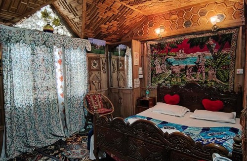 Dal Lake Hotel | Houseboat young Minar