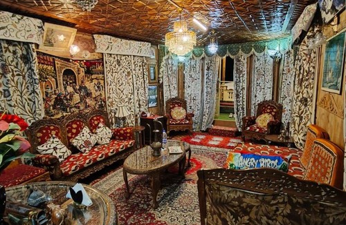 Dal Lake Hotel | Houseboat young Minar