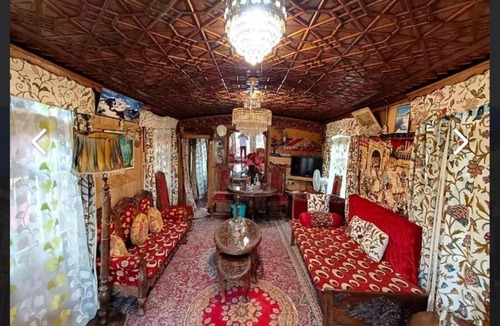 Dal Lake Hotel | Houseboat young Minar