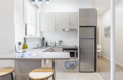 North Sydney Apartment | Huge Designer Studio Next to Lovely Park