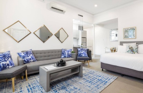 North Sydney Apartment | Huge Designer Studio Next to Lovely Park