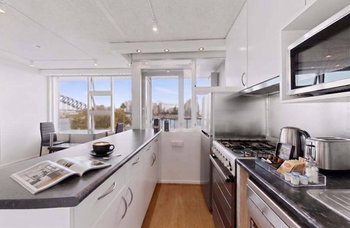 Lavender Bay Resort | Iconic Harbour Bridge & Opera House Views
