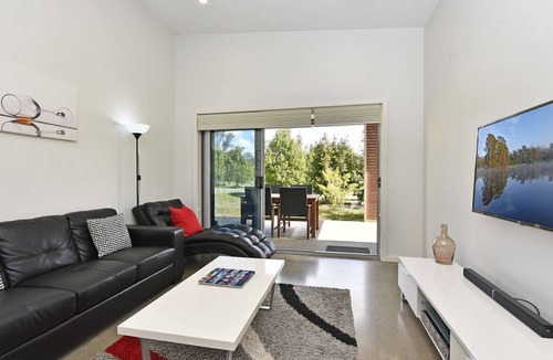 Pokolbin Villa | Ironbark Hill Villa 3