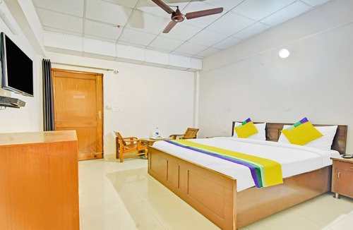 Dehradun Hotel | Itsy by Treebo - Paras Tower