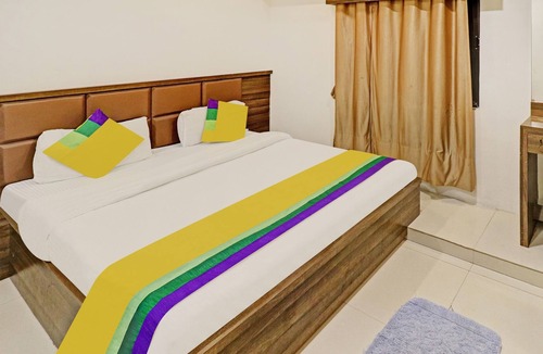 Ahmedabad City Centre Hotel | Itsy By Treebo - Radhe Residency