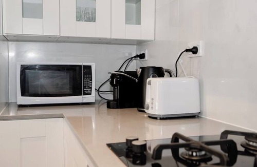 Redfern Apartment | Jack’s Cozy 2-Bedroom Retreat in Beautiful Redfern With AC + Free Parking
