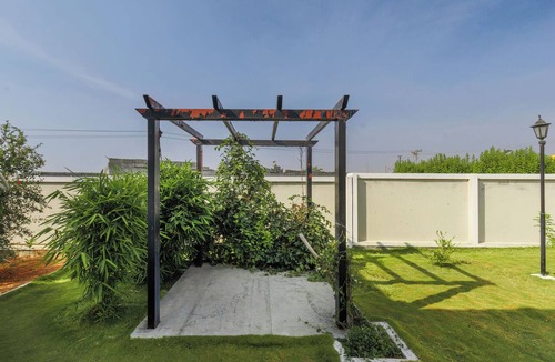 Hosur Villa | Jhilmil Pool Villa by Stayjade 2bhk Lawn Pool