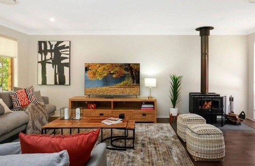 Bundanoon House | Kalamunda Estate: Stunning Outdoor Pool with BBQ Deck
