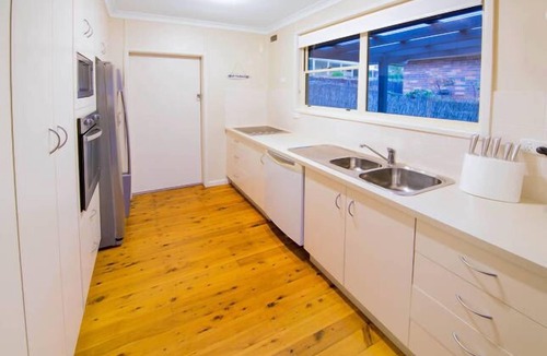 Forster House | KICK BACK BEACH SHACK - BEACH,SURF & OCEAN VIEWS + WALK TO BEACH + PET FRIENDLY!