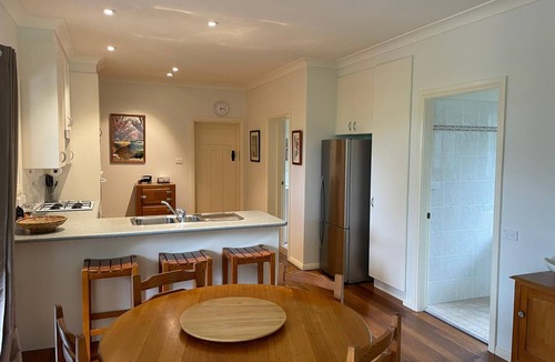 Bowral Cottage | ☘️"KILMEEDY" Take time to smell the roses🌹 in Bowral-Walk to town-Pet friendly.