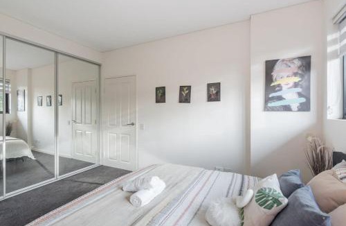 Homebush Apartment | King bed Apt Study Homebush Sleeps 3
