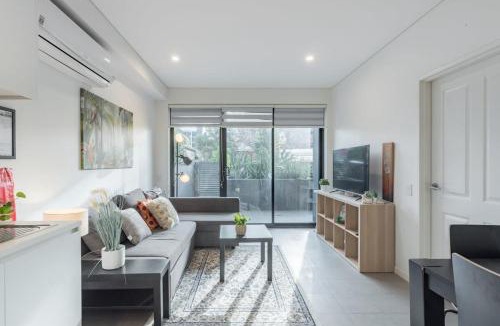 Homebush Apartment | King bed Apt Study Homebush Sleeps 3