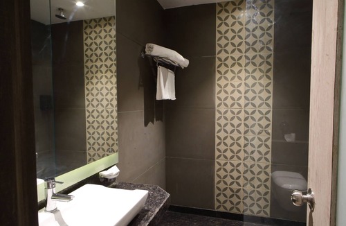Kanpur Hotel | Kingston Resort