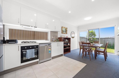 Austral House | KozyGuru | Austral | Convenient 4 x Ensuite House