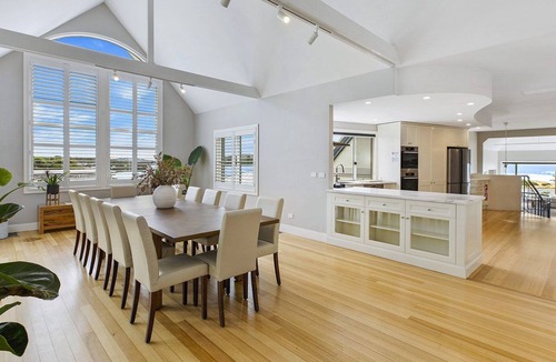 Wamberal House | LA VISTA - OCEAN VIEWS, RESORT STYLE POOL & SPA