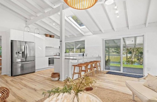 Avoca Beach House | Lake House Hideaway - Serene Lakeside Retreat
