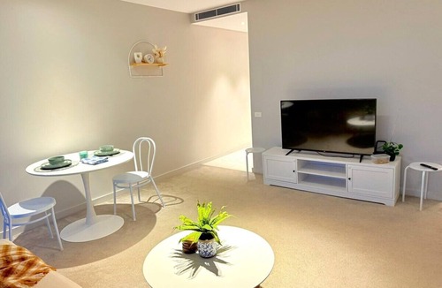 Florey House | Lake view 1bed with car parking walk to westfield