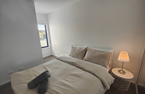 Coombs House | Lakeside brand new settled townhouse，near shops