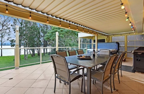 Bonnells Bay House | Lakeside Drift