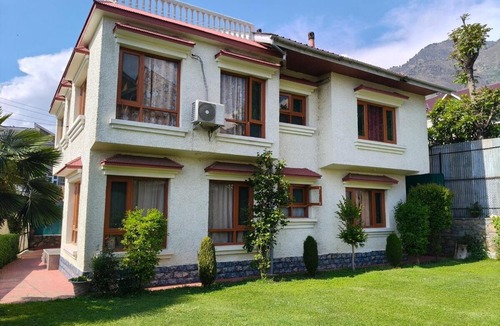 Nishat-Shalimar Villa | Lakeside Mountain Retreat