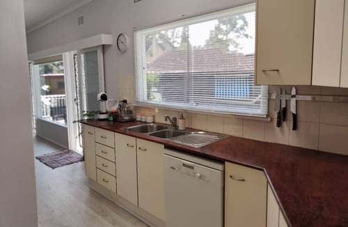 Gosford House | Lakeview house in Gosford CBD