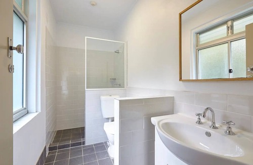 Mosman Cabin | Land's Edge Harbour Lodge - unique property right on the Harbour!n