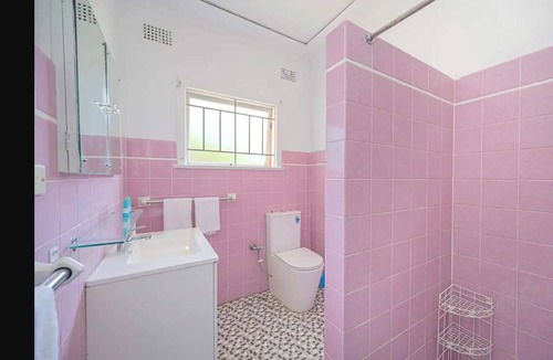 Willoughby House | Large 4 Bedroom House with Free Parking on Site, 10 km to Sydney CBD