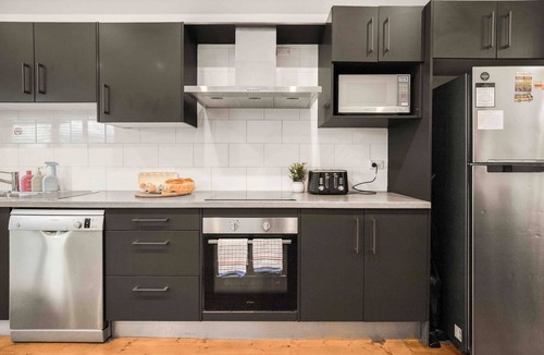 Forest Lodge House | Large 4BR Terrace Home in Forest Lodge