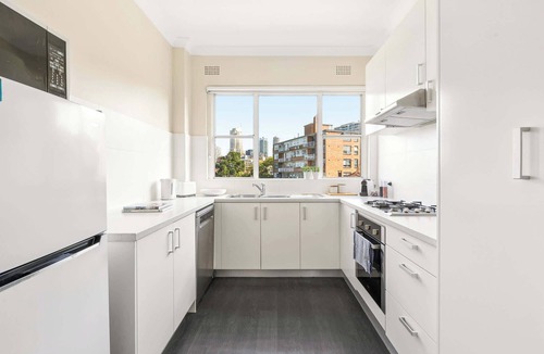 Elizabeth Bay Apartment | Large Comfortable Deco Apartment with Marina Views