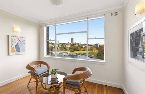 Elizabeth Bay Apartment | Large Comfortable Deco Apartment with Marina Views