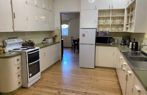 Gosford House | Large gracious Art Deco house private & conveniently located. Sleeps 12