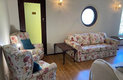 Gosford House | Large gracious Art Deco house private & conveniently located. Sleeps 12