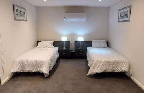 Kingston House | Large Home @Kingston Foreshore