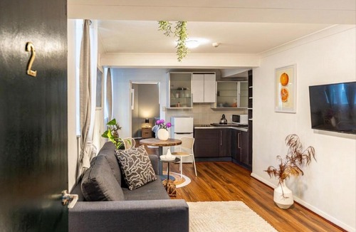 Surry Hills Apartment | Large Surry Hills Home Sleeps 4 Parking