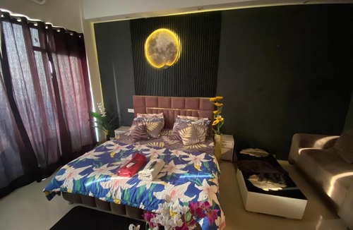 Greater Noida Apartment | Lavish Studio Room - Gaur City Center