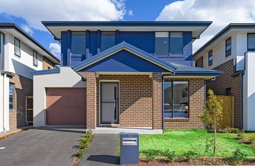 Leppington House | Leppington 5Br house near Woolworths/Tran station