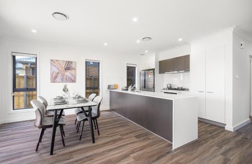 Leppington Villa | Leppington 5Br house near Woolworths Tran station