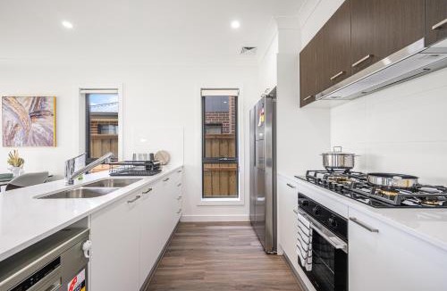 Leppington Villa | Leppington 5Br house near Woolworths Tran station