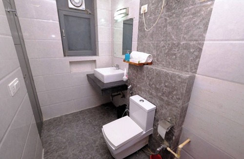 Sector 39 Hotel | Lime Tree Premier Near Medanta Medicity