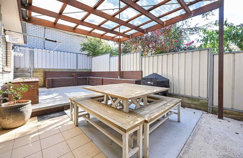 South Bathurst House | Lloyds House - Near Mt Panorama