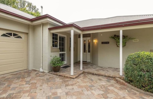 Mount Panorama Cottage | LOCHINVAR/Maple Cottage is a hidden gem