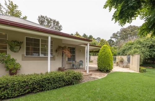 Mount Panorama Cottage | LOCHINVAR/Maple Cottage is a hidden gem