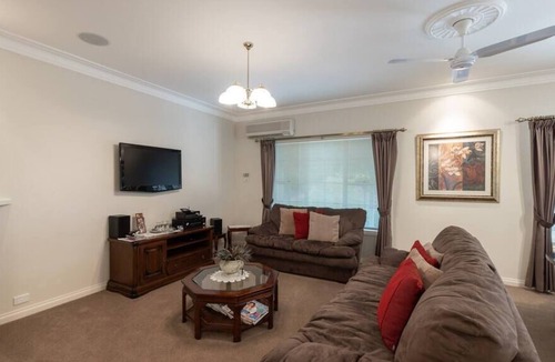 Mount Panorama Cottage | LOCHINVAR/Maple Cottage is a hidden gem
