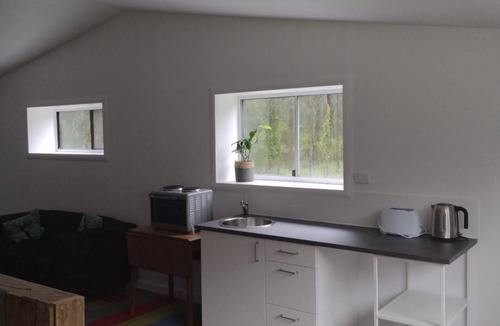 Congo Apartment | Loft on quiet 5 acre bush block. Less than 5 minutes to beaches.