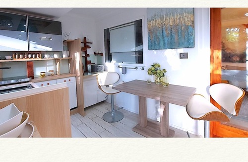 Palm Beach Apartment | LUCKY Beach HOME! Centre of Palm Beach. Walk to Beach, Cafes, Golf Club, Jonah's