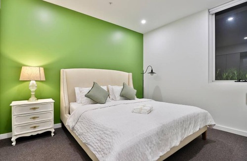 Leichhardt Apartment | Lumière Sanctuary - Antique Elegance with Parking