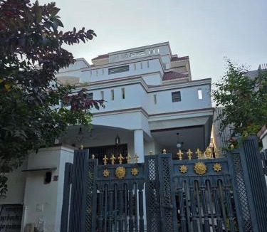 Vaishali Nagar House | Lush Living Suite