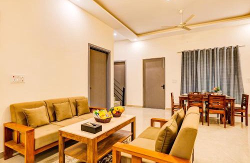 Faridabad Villa | Lustra farms by Alaya Stays