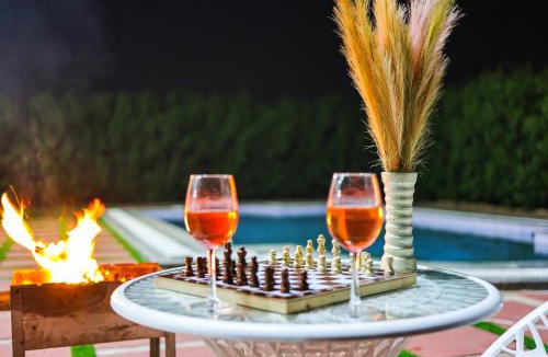 Faridabad Villa | Lustra farms by Alaya Stays