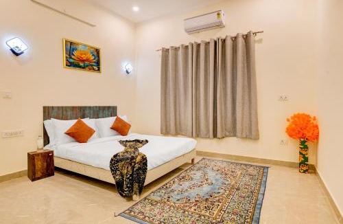 Faridabad Villa | Lustra farms by Alaya Stays
